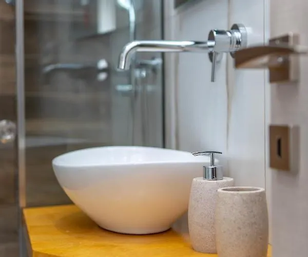 Harmony Beach House - 100 Steps From The Sea شقة